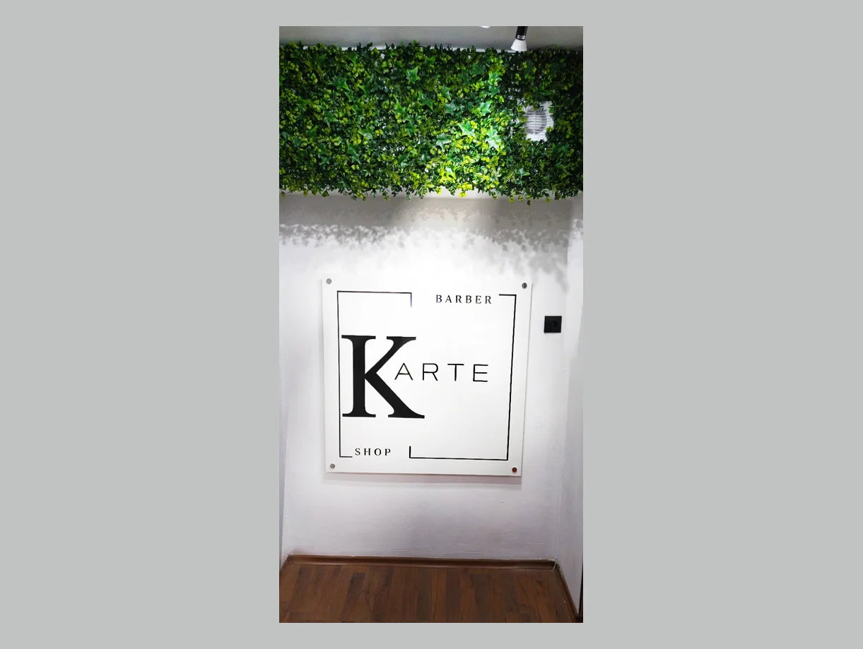 Интериорна табела Karte Barber Shop от две слепени плоскости, черна и бяла, с прорез в бялата